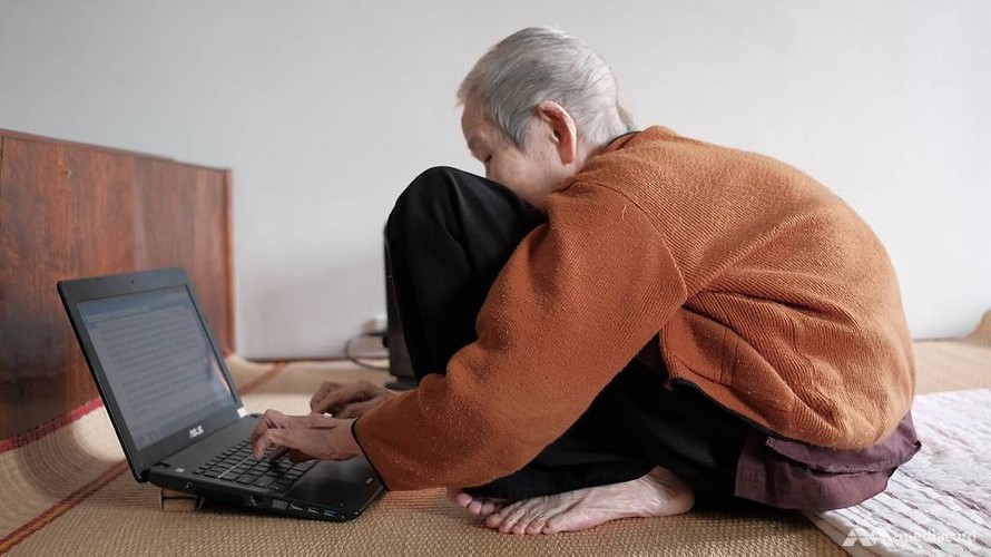Cụ bà Lê Thi năm nay 97 tuổi vẫn hàng ngày lên mạng đọc tin tức/ Ảnh: channelnewsasia.com