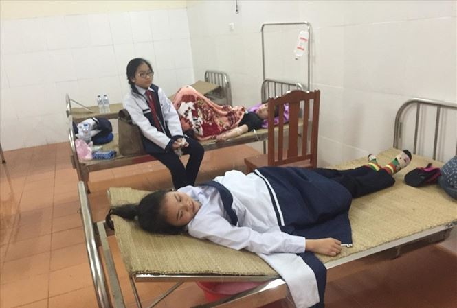 Hàng chục học sinh cùng 2 cô giáo đi cấp cứu ở Hải Phòng/ ảnh: TPO