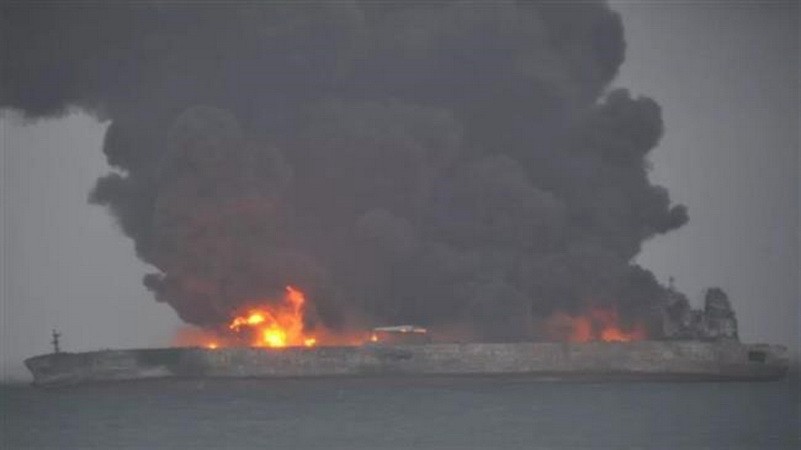 Tàu chở dầu Sanchi của Iran bốc cháy dữ dội trong sáng 7/1. (Nguồn: People's Daily).