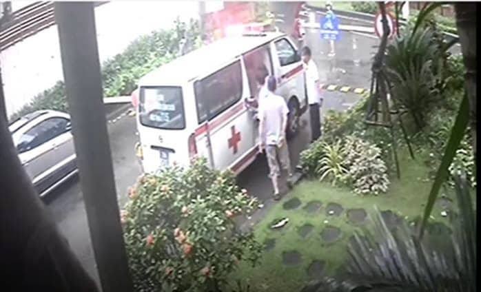 Xe cấp cứu bị chặn lại, không được vào gần tòa nhà để đưa bệnh nhân đến bệnh viện