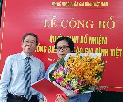 Tiến sĩ Nguyễn Bá Thủy – Chủ tịch Hội KHHGĐ Việt Nam trao quyết định cho nhà báo Lê Anh Đạt