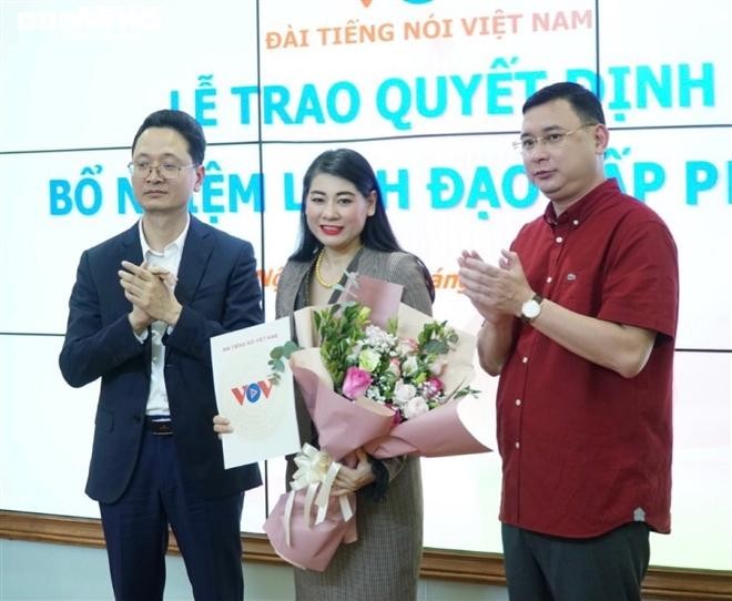 Trưởng ban Ban Tổ chức cán bộ Đài Tiếng nói Việt Nam và Giám đốc Kênh Truyền hình VOV trao quyết định bổ nhiệm cho bà Trần Thị Hoài Thu. Ảnh: VTC News
