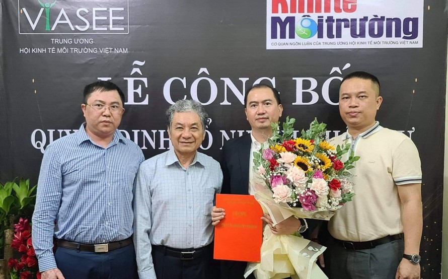 Lãnh đạo Hội Kinh tế Môi trường Việt Nam trao quyết định phân công nhiệm vụ cho luật sư Trương Anh Tú.
