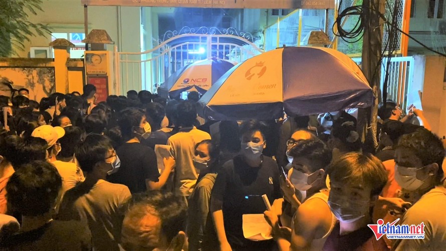 Hàng trăm người tập trung trước điểm tiêm chủng vắc xin Covid-19 ở phường Trung Văn. Ảnh: Vietnamnet 