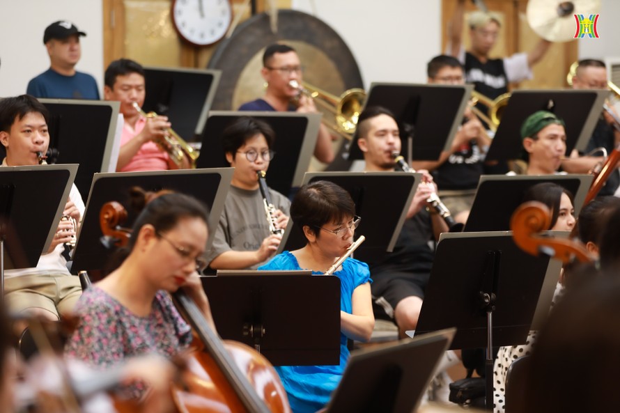 Chương trình quy tụ dàn nghệ sĩ tên tuổi của Dàn nhạc giao hưởng Việt Nam.