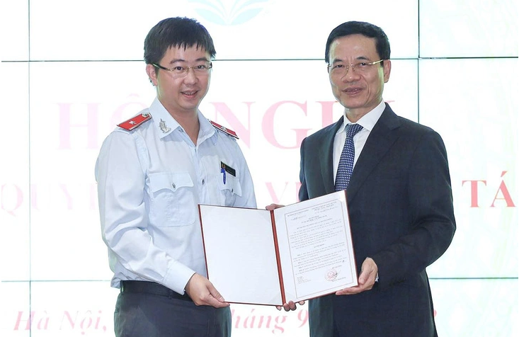 Ông Bùi Hoàng Phương (trái) đã trải qua nhiều vị trí lãnh đạo tại các đơn vị trong Bộ Thông tin và Truyền thông.