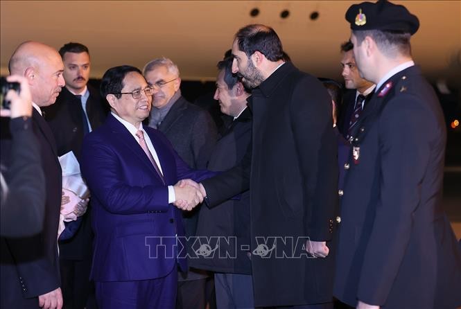 Lễ đón Thủ tướng Phạm Minh Chính tại sân bay Quốc tế Esenboga ở Thủ đô Ankara. Ảnh: Dương Giang-TTXVN