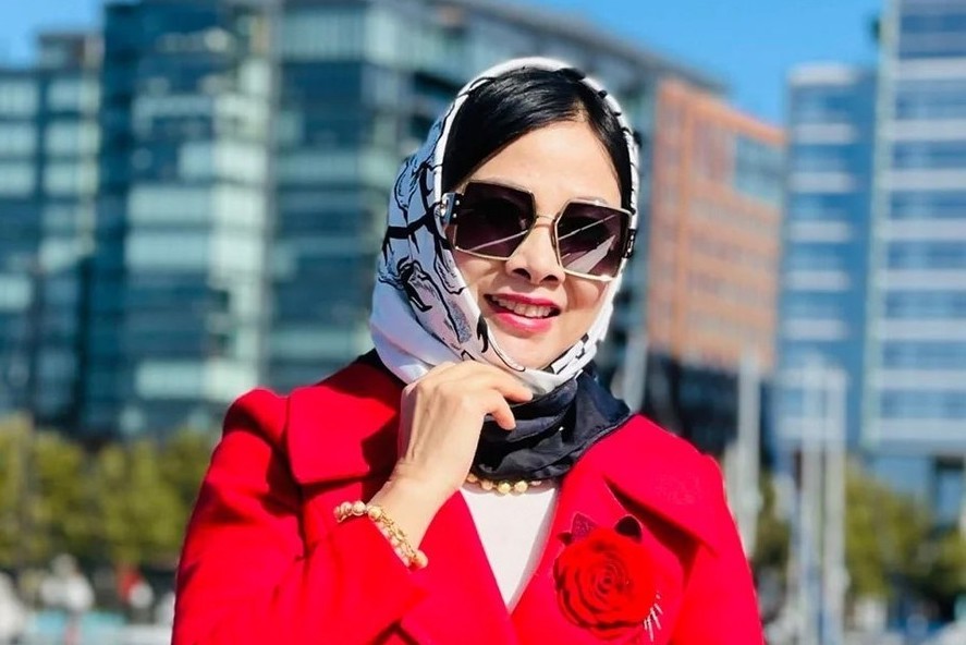 Phu nhân Đại sứ Việt Nam tại Mỹ Nguyễn Quốc Dũng, bà Trần Thị Bích Vân quàng chiếc khăn Hoa Bông thuộc Bộ sưu tập Nghệ sĩ của DeSilk theo phong cách retro.