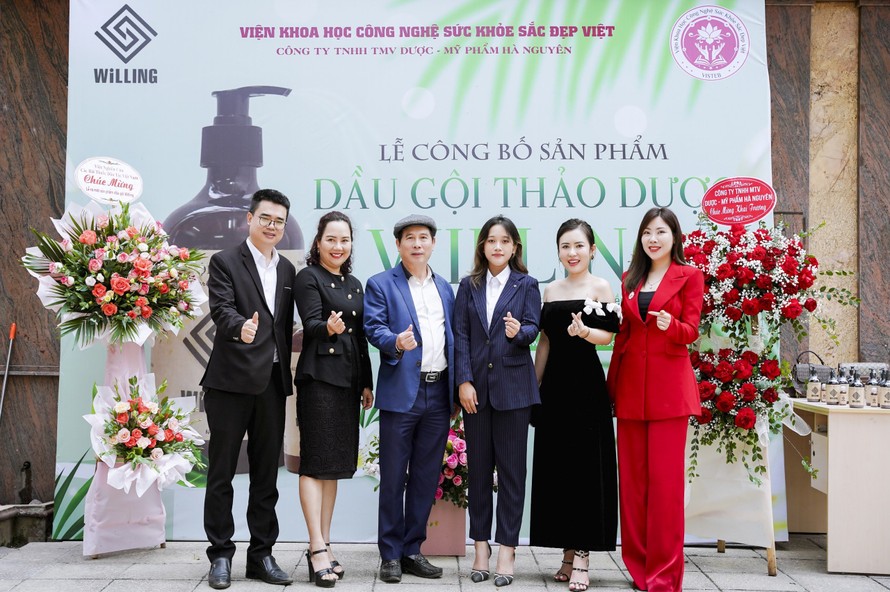 Hà Nguyên (thứ ba từ phải sang) cùng đại diện lãnh đạo Viện Nghiên cứu các bài thuốc dân tộc Việt Nam trong ngày ra mắt sản phẩm dầu gội thảo dược