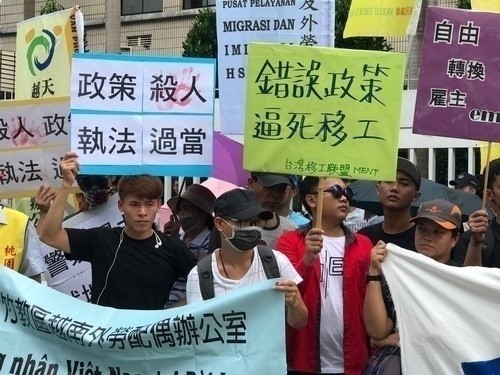 Người biểu tình kêu gọi đưa ra cảnh quay hoặc các hình ảnh vụ bắn súng để điều tra. Ảnh: Focus Taiwan News Channel.