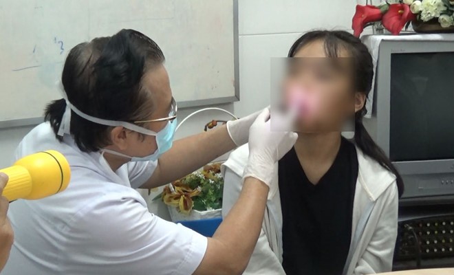 Bác sĩ lấy 10 mảnh kính găm trên mặt nữ sinh 11 tuổi