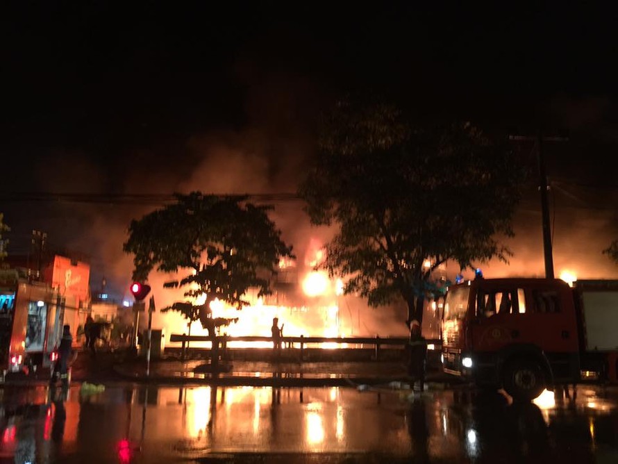 Đám cháy bùng phát dữ dội tại siêu thị Thành Đô nằm trên đường Giải Phóng