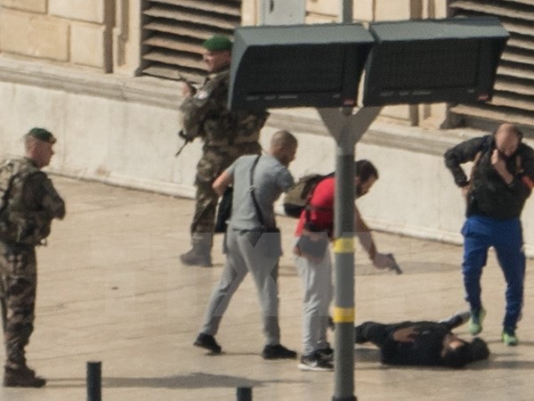 Cảnh sát Pháp khống chế một nghi phạm tại hiện trường vụ tấn công ở Marseille ngày 1/10