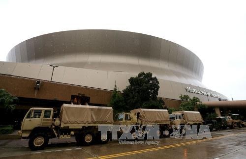 Xe của Lực lượng phòng vệ quốc gia Mỹ được huy động tới New Orland trước khi bão Nate đổ bộ, tại New Orleans ngày 7/10