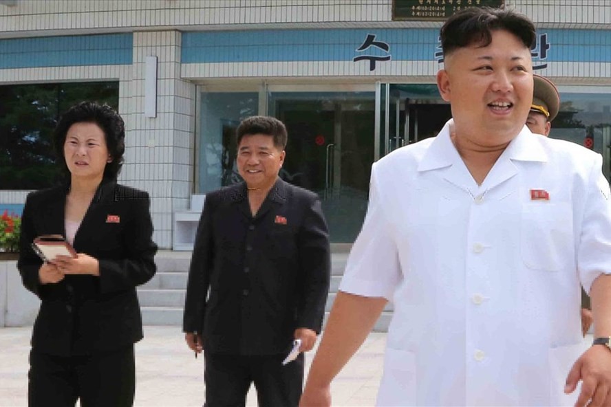 Nhà lãnh đạo Triều Tiên Kim Jong-un trong một bức ảnh cùng em gái Kim Yo-jong.