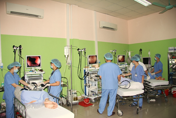 Điều trị cho bệnh nhân tiêu hóa tại Trung tâm Nội soi, BV Đại học Y Hà Nội.