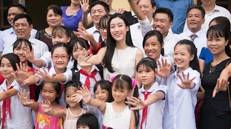 Đỗ Mỹ Linh cười tươi rói Đỗ Mỹ Linh rạng rỡ cùng các em học sinh ở Yên Bái.