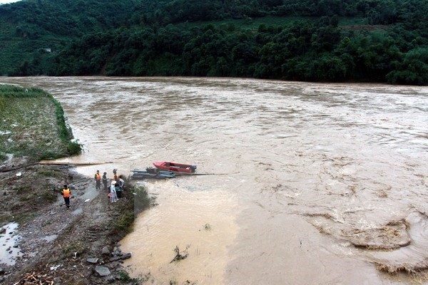 Các lực lượng nỗ lực tìm kiếm các nạn nhân bị nước lũ cuốn trôi tại Yên Bái.
