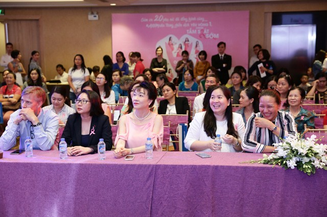 Đông đảo chị em phụ nữ đã tham gia sự kiện để nâng cao nhận thức về phòng chống ung thư vú.