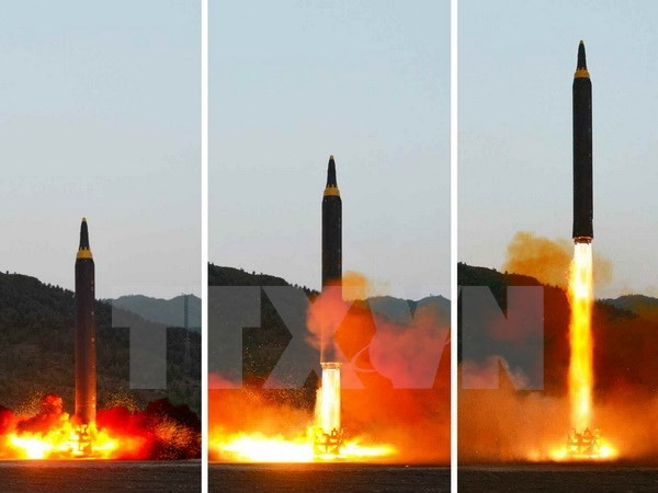 Triều Tiên phóng thử tên lửa đạn đạo tầm trung đất đối đất Hwasong-12 ngày 15/5.(Nguồn: YONHAP/ TTXVN)