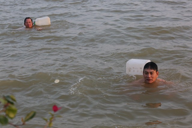 Hà Nội: Tắm sông giữa trời rét 10 độ C 