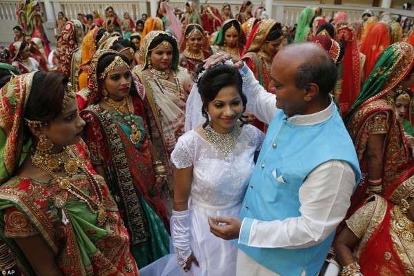 'Ông trùm kim cương' Ấn Độ làm đám cưới tập thể cho hàng trăm cô dâu mồ côi