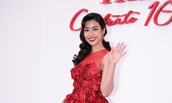 Hoa hậu Mỹ Linh xuất hiện với khuôn mặt khác lạ tại show của Đỗ Mạnh Cường