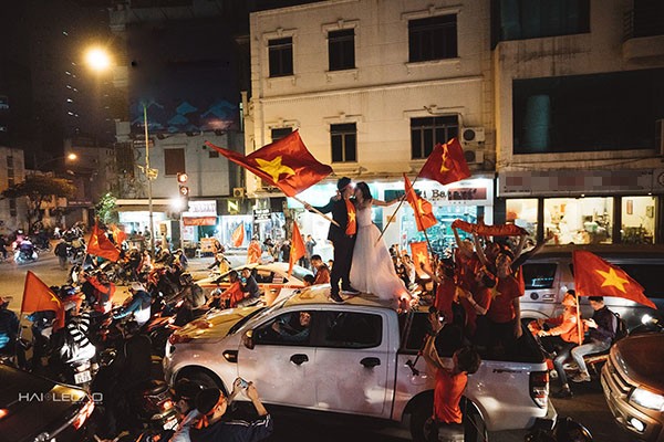 Cặp đôi Hà Nội chụp ảnh cưới mừng U23 Việt Nam chiến thắng