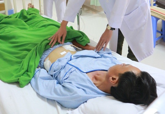 Bệnh nhân suýt chết do đũa ăn cơm đâm thủng ruột non