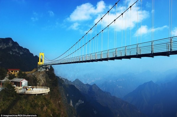 Trung Quốc xây cầu kính cao kỉ lục 1,9 km nối 2 thành phố