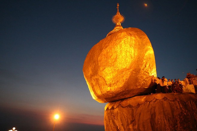 Hòn đá thiêng 'nghiêng không đổ' ở Myanmar