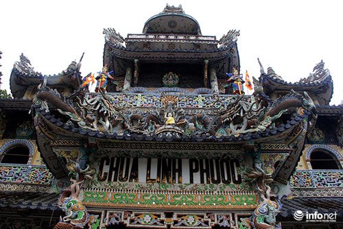 Đầu xuân viếng ngôi chùa có tượng Bồ tát bằng hoa lớn nhất thế giới
