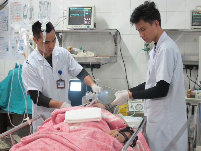 BS cấp cứu cho bệnh nhân tại BV Việt Đức trong ngày mùng 5 Tết