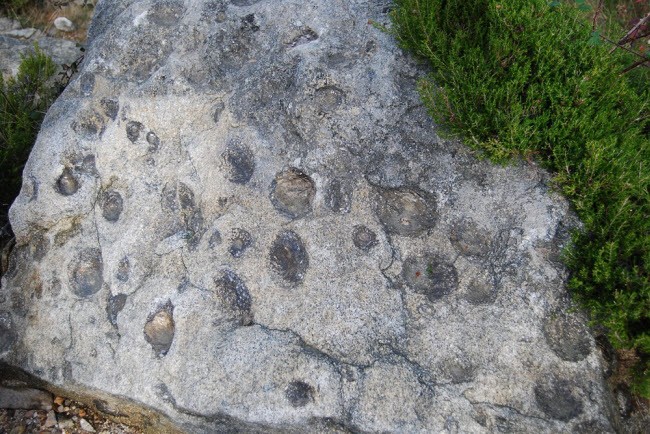 Bí ẩn những tảng đá biết 'sinh con' ở Bồ Đào Nha