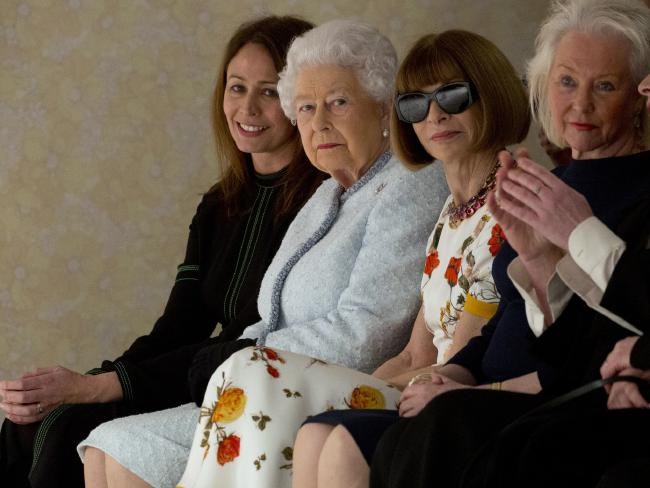 Nữ hoàng Elizabeth II tham dự show thời trang của Richard Quinn. 