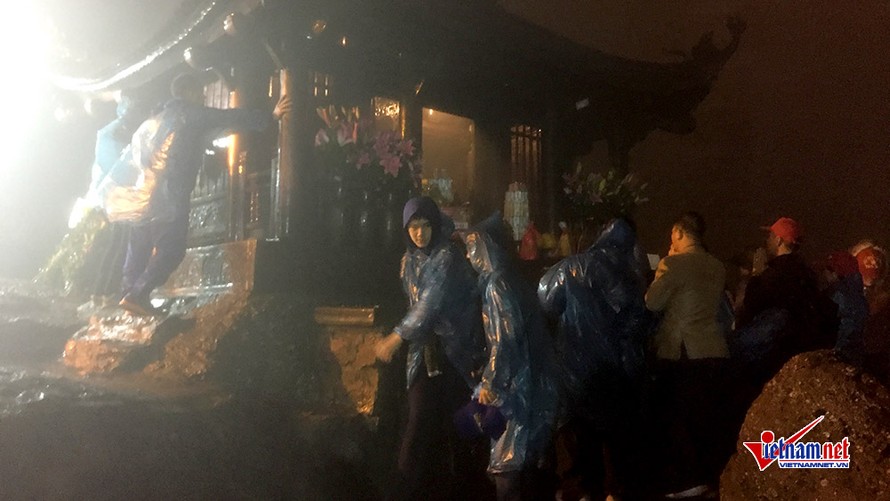  Hàng nghìn người đi lễ chùa Yên Tử trong đêm