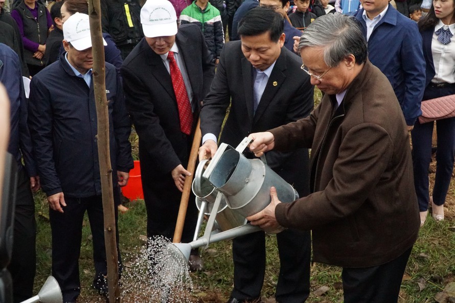 Ông Trần Quốc Vượng (bìa phải) cùng các đại biểu trồng cây xanh tại lăng Kinh Dương Vương. Ảnh: Thế Anh