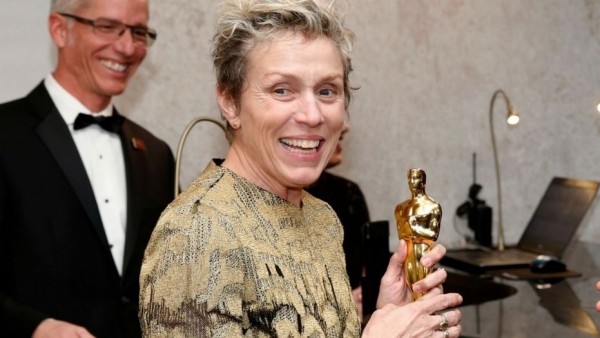  Cầm chưa kịp ấm tay, tượng vàng của Nữ chính xuất sắc nhất Oscar 2018 đã bị ăn cắp