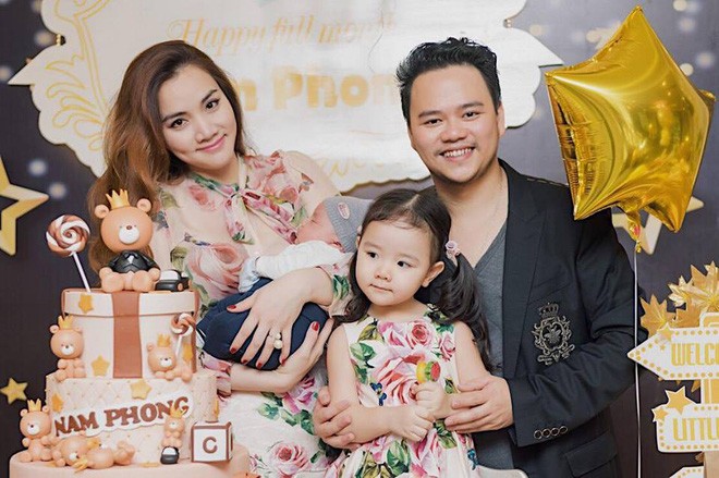 Trang Nhung khoe con trai mới sinh bên mẹ chồng