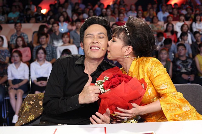 Việt Hương ôm hôn Hoài Linh sau tin đồn rạn nứt