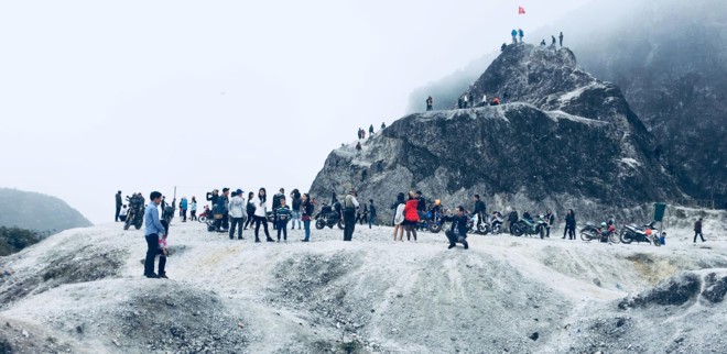 Ngọn đồi 'tuyết trắng' ở Việt Nam: Nơi dừng chân 'sống ảo' mới của giới trẻ