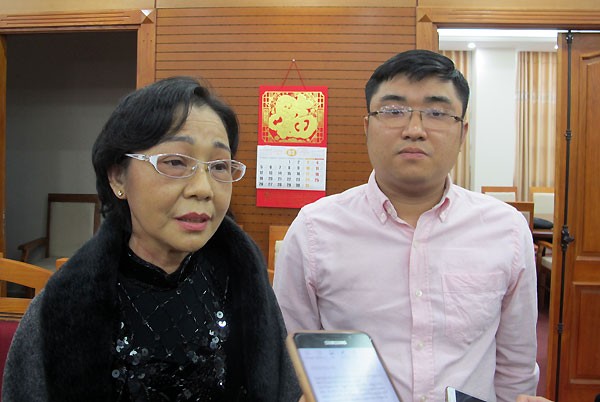 Nguyễn Trung Quân (bên phải) và mẹ. (Ảnh: Nam Phương)