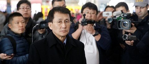 Ông Choe Kang-il bị báo giới vây quanh tại sân bay Bắc Kinh.