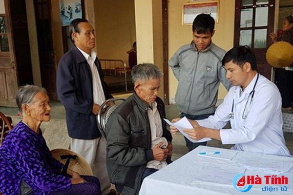 Bác sĩ Bệnh viện Phổi Hà Tĩnh khám phát hiện chủ động bệnh Lao cho người dân huyện Lộc Hà và Cẩm Xuyên.