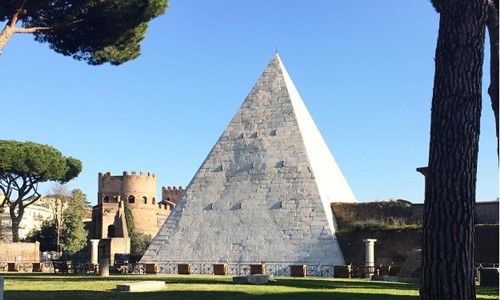 Bên trong kim tự tháp kinh điển nhất thành Rome có gì?