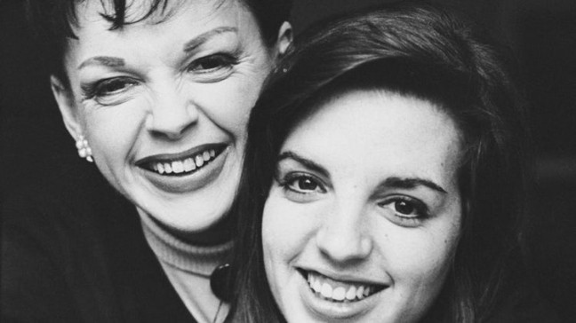 Huyền thoại màn bạc Judy Garland và con gái, Liza Minnelli (Ảnh: Closer Weekly)