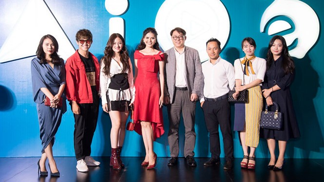 Nhà biên kịch Running Man Hàn Quốc (giữa) cùng các nghệ sĩ VN