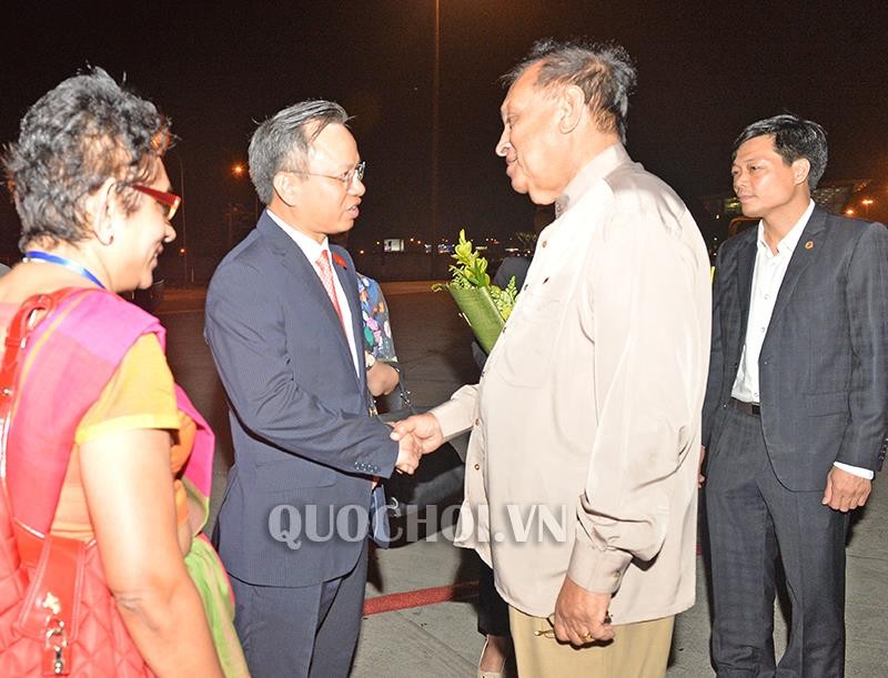 Đón Chủ tịch Quốc hội Sri Lanka có Phó Chủ nhiệm Ủy ban Đối ngoại Nguyễn Mạnh Tiến, Đại sứ Đặc mệnh toàn quyền Sri Lanka tại Việt Nam, một số cán bộ, nhân viên Đại sứ quán Sri Lanka