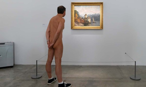 Một khách quan không mặc gì đang thưởng thức tác phẩm nghệ thuật bên trong bảo tàng