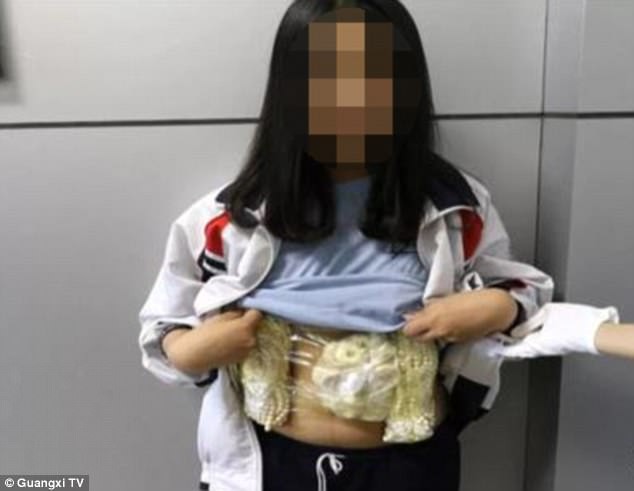  Hải quan Trung Quốc bắt bé gái Việt cuốn 2 kg trang sức bằng ngà voi quanh bụng